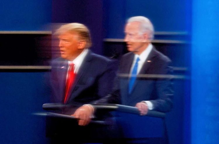 Trump und Biden verschwommen vor Rednerpult.