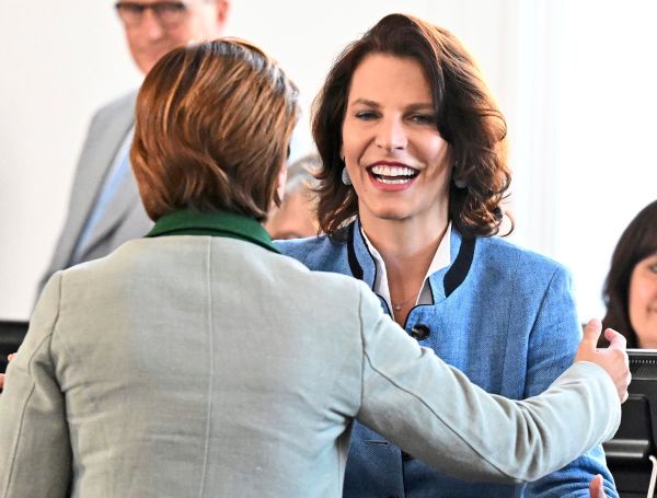 Umfragehoch-f-r-Salzburgs-Landeshauptfrau-trotz-Sparkurs-und-Parteiumbau