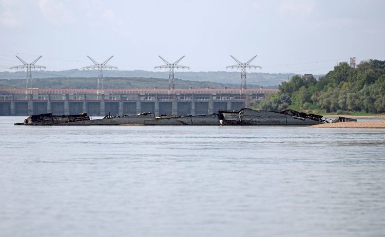 Das Wrack eines Kriegsschiffs in der Donau