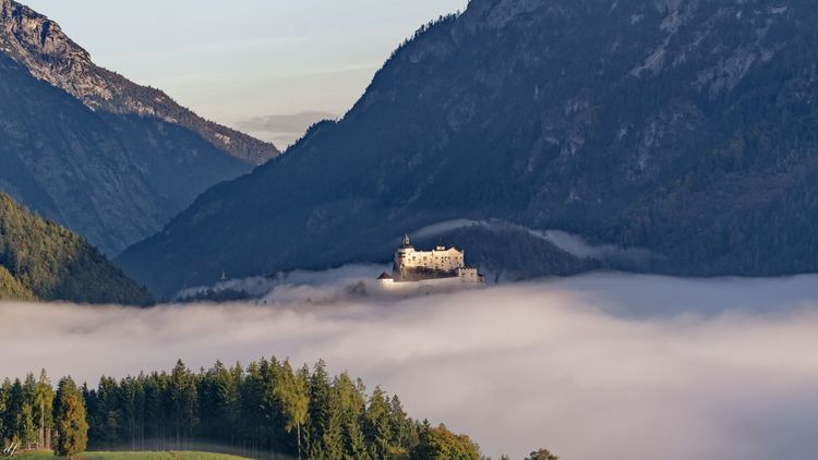 Morgendlicher Blick auf die Burg Hohenwerfen vom Quartier in Pfarrwerfen im Oktober 2023
