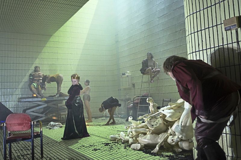 Wie Nicholas Ofczarek als "Richard III." nur auf den Roboterhund kommt