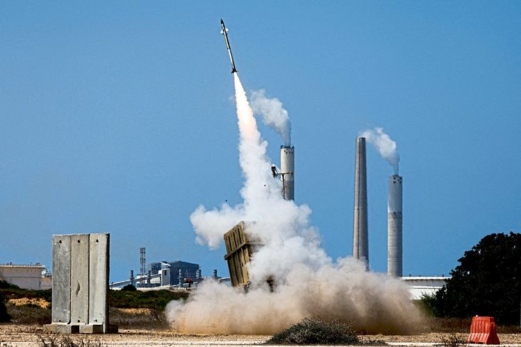Eine Boden-Luft-Rakete wird gestartet.