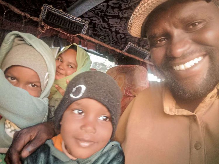 Haytham Mohammed Adam, 34, bei der Flucht mit seiner Familie in einem Bus auf dem Weg nach Ägypten im Dezember 2023