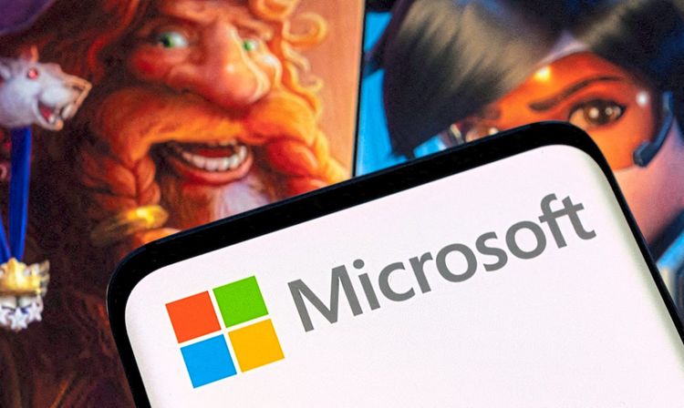 Das Microsoft-Logo ist auf einem Smartphone zu sehen, das auf einer Spielfigur von Activision Blizzard platziert ist.