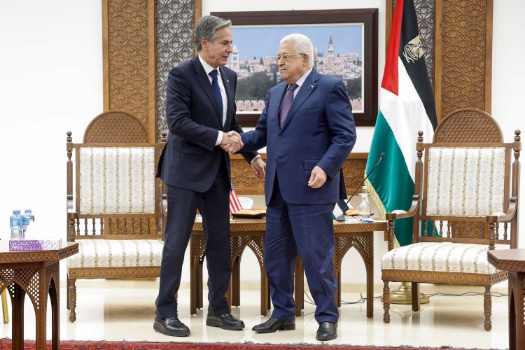 Antony Blinken schüttelt Mahmud Abbas die Hand.