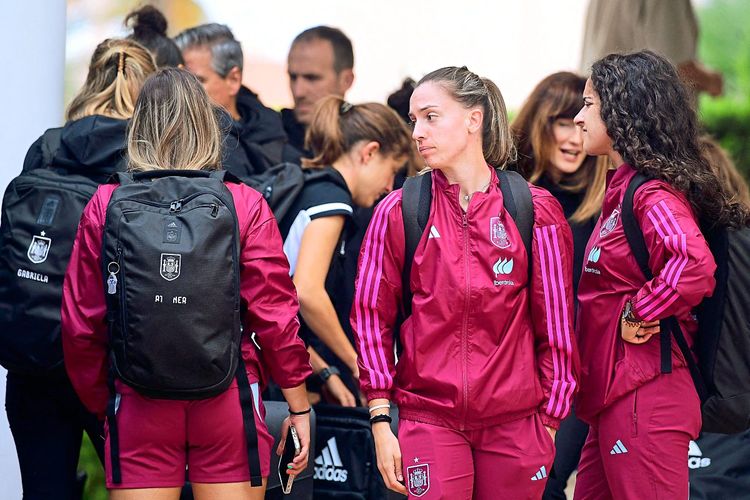 Verteidigerin Ohiane Hernandez und Kolleginnen im rosaroten Trainingsanzug bei der Ankunft im Teamhotel nahe Valencia.