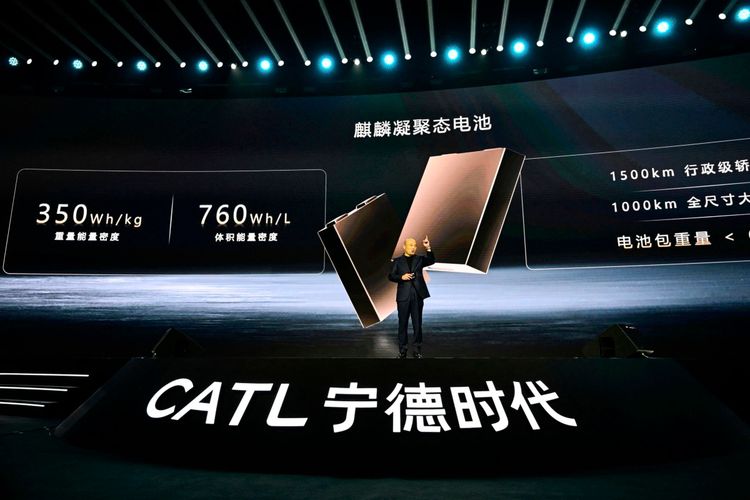 Ein Mann präsentiert auf einer Bühne während einer Veranstaltung. Im Hintergrund werden auf einer großen Leinwand technische Daten einer Batterie von CATL angezeigt, darunter eine Energiedichte von 350 Wh/kg und 760 Wh/L. Auf der Bühne steht der Schriftzug „CATL“ und chinesische Schriftzeichen.