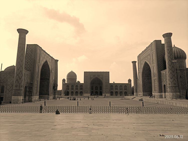 DAs Bild zeigt den Registanplatz in Samarkand, heuer im Juni. Links: Ulug‘Bek Medresse, mitte: Sherdor Medresse, rechts: Tilla-Kori Medresse