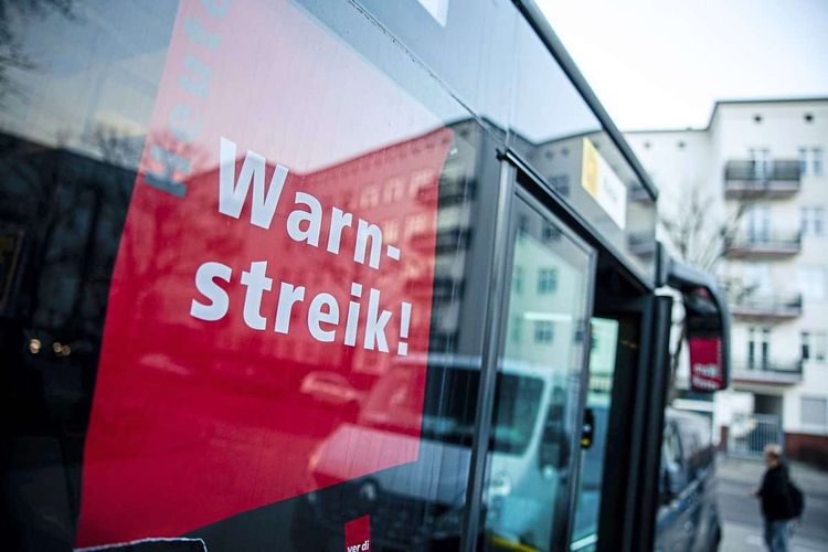 Bus mit Streikplakat