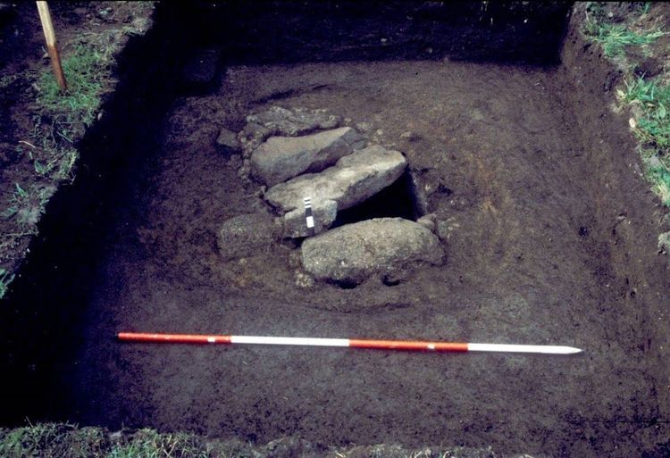 Grab mit Steinen vor der Ausgrabung