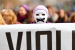 Gewalt gegen Frauen: Bloß nicht Hinsehen
