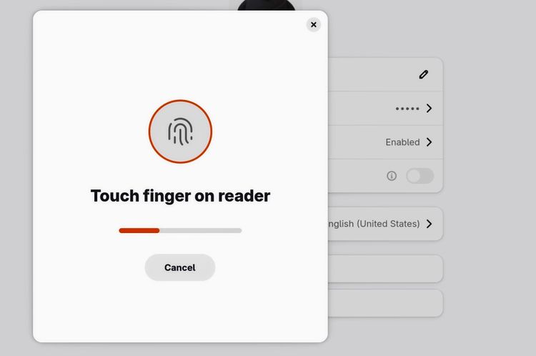 Screenshot eines modalen Einrichtungsfensters zur Fingerabdruck-Erkennung in GNOME vor leicht abgedunkelten Systemeinstellungen. Das weiße Dialogfeld zeigt oben mittig ein graues Fingerabdruck-Symbol innerhalb eines orange umrandeten Kreises, darunter die zentrierte Anweisung 