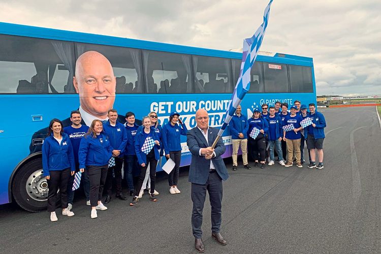 Christopher Luxon vor Wahlkampf-Bus