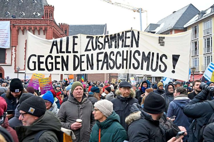 Kundgebung gegen die AfD und Rechtsextremismus am Samstag 21.01.2024 auf dem Roemerberg in Frankfurt am Main.