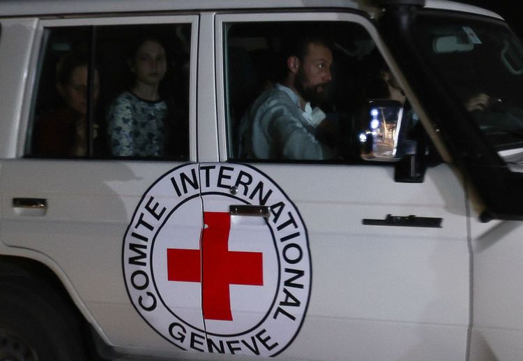 Das Rote Kreuz fährt die Freigelassenen raus aus Gaza.