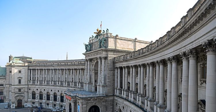 Der Balkon oder Altan am Heldenplatz an der Hofburg, auch bekannt als 'Führerbalkon', von dem aus 1938 der sogenannte 'Anschluss' an das Deutsche Reich verkündet wurde.