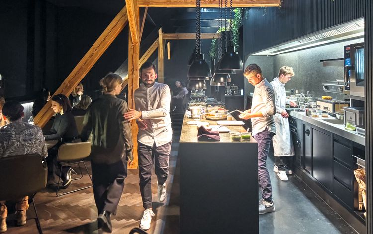 Qualität, konzentriert: Lukas Kapeller (li.) und Michael Schlöglhofer (re.) machen die Küche, Sommelière Carina Kaiser (ganz links) den Service.