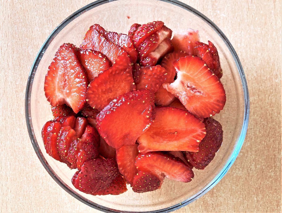 Ziegenkäsedessert mit marinierten Erdbeeren - Desserts &amp; Süßspeisen ...