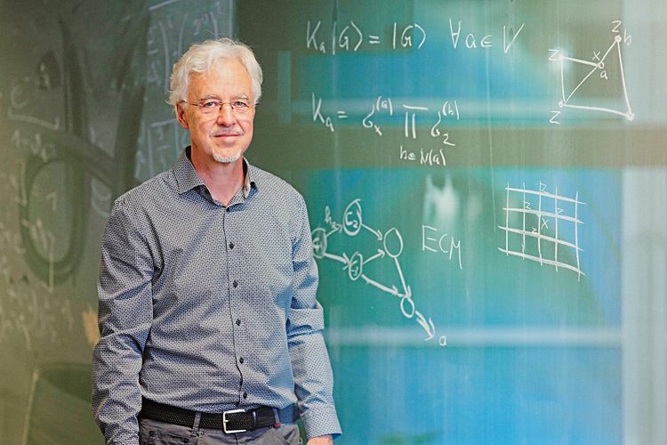 Quantenphysiker Hans Briegel vor einer Tafel