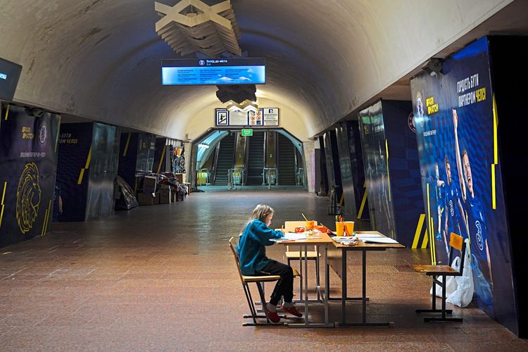 Mädchen in ukrainischer U-Bahn Station