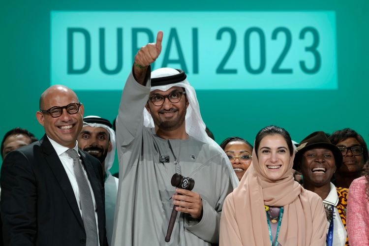 Sultan Al-Jaber, Bildmitte, posiert umringt von COP28-Teilnehmerinnen und -Teilnehmern
