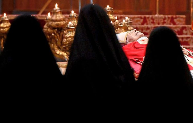 Benedikt XVI/Joseph Ratzinger im Petersdom.