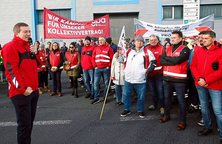 Der Präsident der AK Kärnten Günter Goach und weitere Streikende beim Metaller-Streik in Arnoldstein (Kärnten).