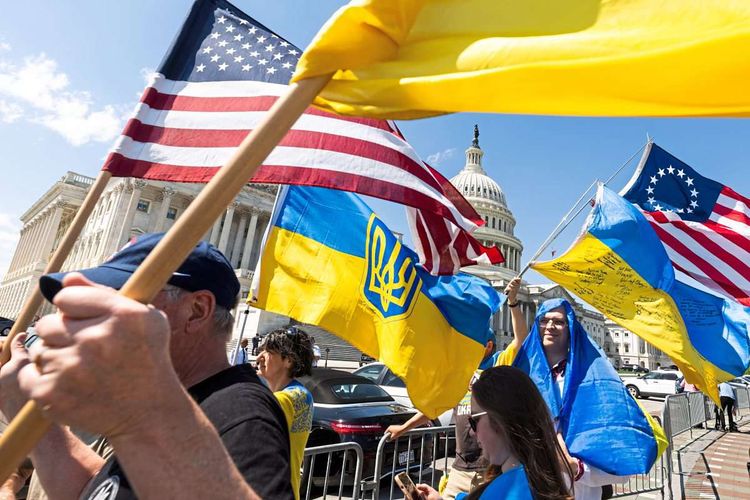 Unterstützer der Ukraine feierten vor dem Kapitol, nachdem das Repräsentantenhaus am Samstag dem milliardenschweren Hilfspaket zugestimmt hat.