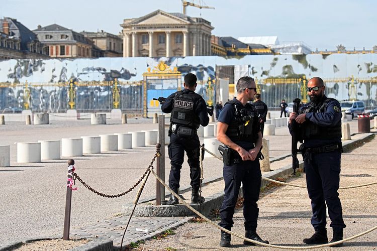 Französische Polizei vor Versailles