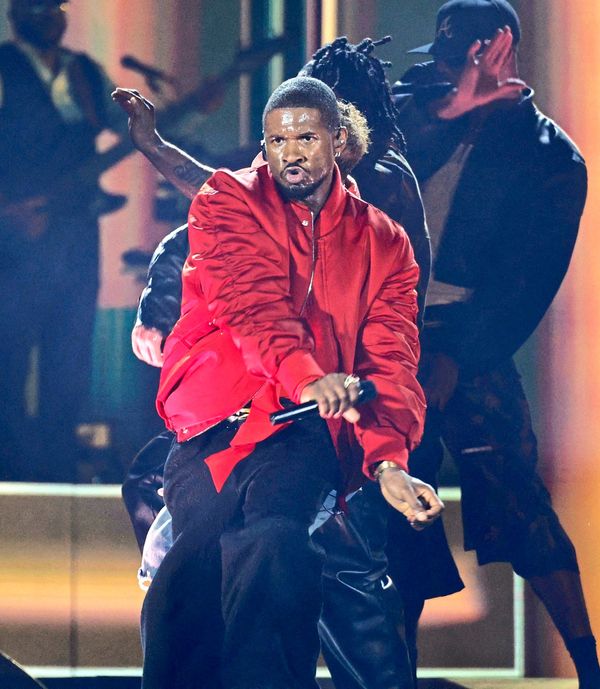 Fan-wird-von-der-B-hne-geschmissen-weil-sie-nicht-mit-Usher-tanzen-will