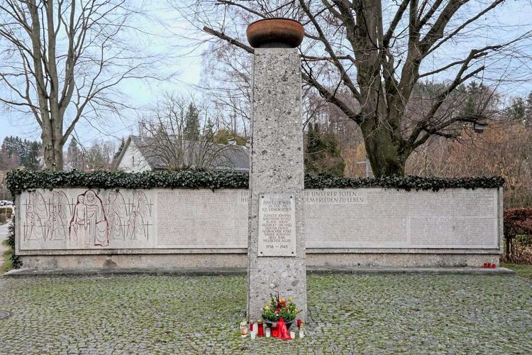 Eine Mauer erinnert an die Gefallenen der Weltkriege, eine Säule an acht getötete Widerstandskämpfer aus Laakirchen.