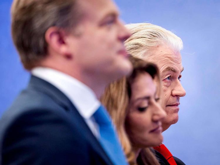 Geert Wilders, zu sehen hinter den Koalitionspartnern Pieter Omtzigt (NSC) und Dilan Yesilgoz (VVD)