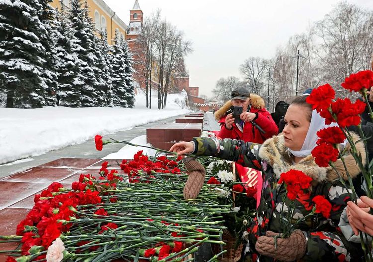 Immer wieder legen Frauen in Moskau Blumen vor dem Grab des unbekannten Soldaten an der Kremlmauer nieder, um für die Heimkehr der Soldaten aus der Ukraine zu demonstrieren.