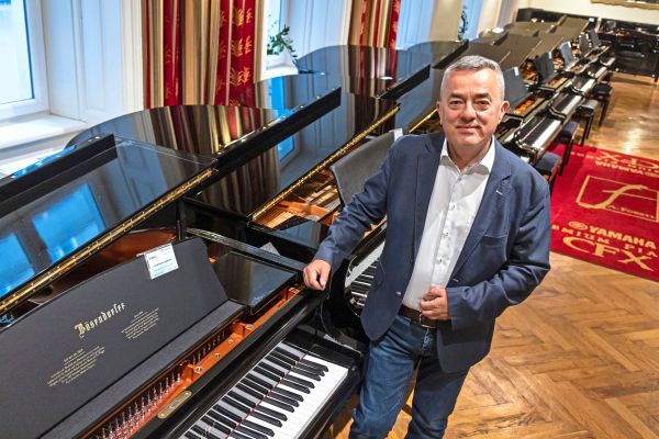 klavierh-ndler-und-musiker-fellinger-jeder-kann-klavier-spielen