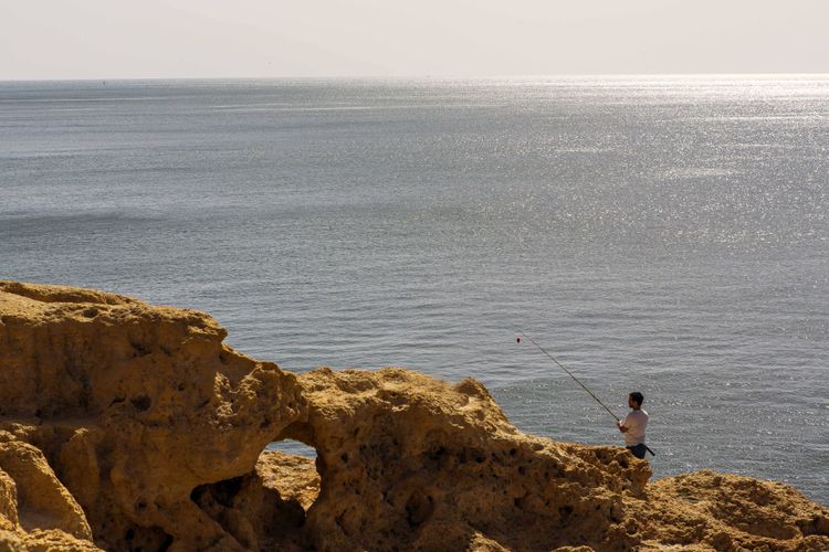 Felsenküste an der Algarve bei Algar Seco entlang des Wanderwegs Percurso dos Sete Vales Suspensos