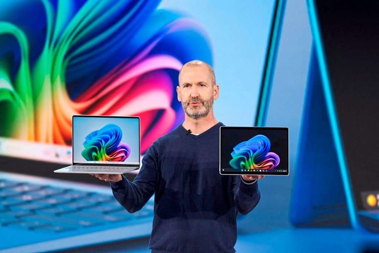 Brett Ostrum zeigt neue Surface-Computer von Microsoft