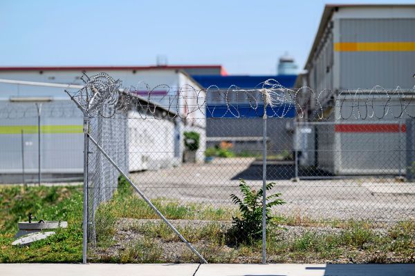 Von-Fl-chtlingshaft-in-Containern-und-anderen-Provisorien