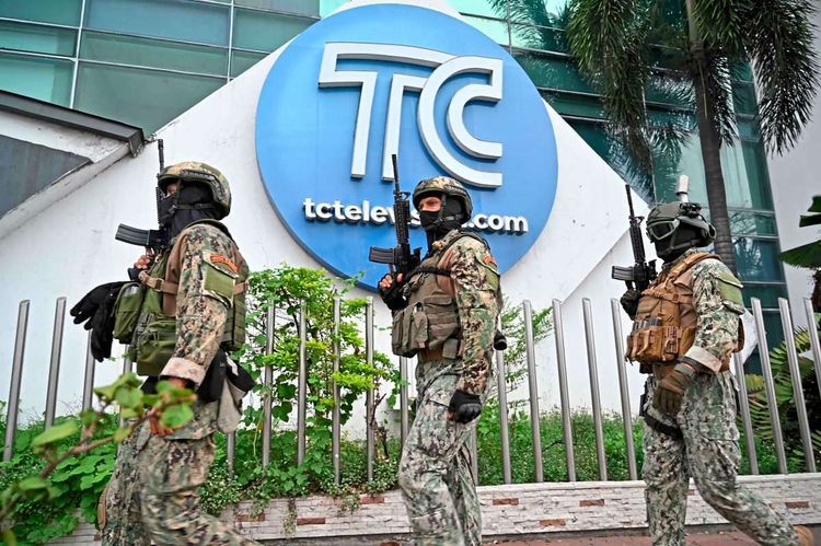 Soldaten vor dem TV-Sender TC Guayaquil