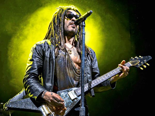 Fan-rupft-Lenny-Kravitz-Dreadlocks-aus-Macaulay-Culkins-Kinder-spielen-Kevin-
