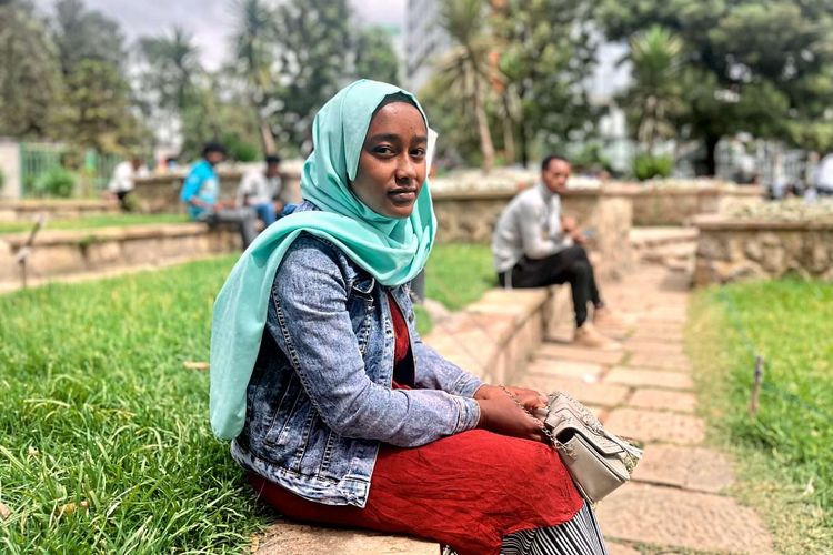 Die Äthiopierin Fatuma G. vor einem Amt in Addis Abeba, wo sie die Formalitäten für ihre Ausreise nach Saudi-Arabien erledigen muss.