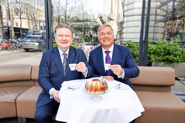 Ludwig-und-Ruck-zeigen-bei-Schanigarten-Saisoner-ffnung-ihre-enge-Bande