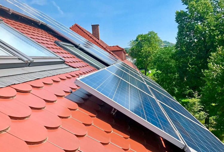 PV-Module Paneelen einer Solaranlage an Dach