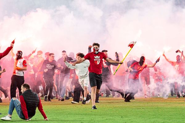 Doch-noch-nicht-Meister-Niederlage-und-Geisterspiele-f-r-Slavia-Prag-nach-Platzsturm