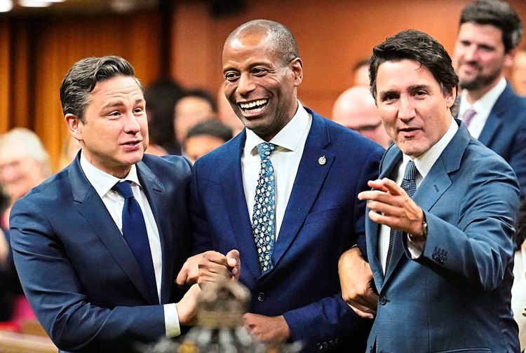 Greg Fergus Arm in Arm mit Justin Trudeau und Pierre Poilievre