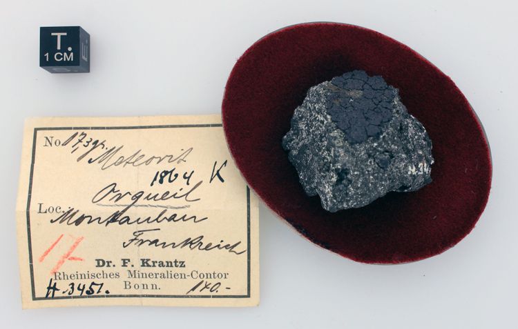 Fragment des Orgueil-Meteoriten im Naturhistorischen Museum Wien NHM.