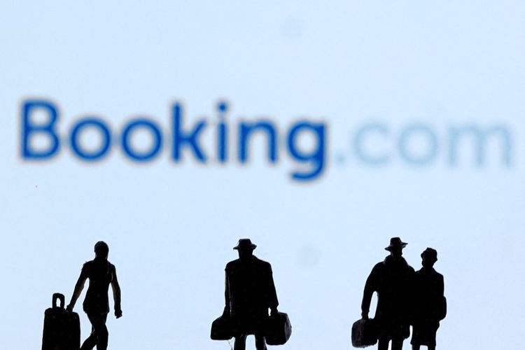Booking.com Logo mit Figuren davor.