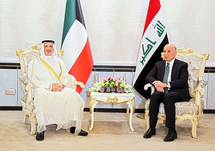 Der kuwaitische Außenminister Salem al-Sabah und sein irakischer Amtskollege Fuad Hussein