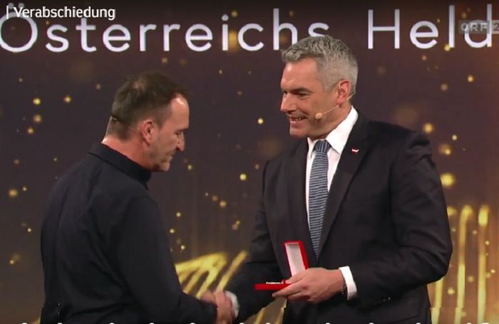 Bundeskanzler Karl Nehammer überreicht Verdienstmedaillen an mutige Helferinnen und Helfer: 