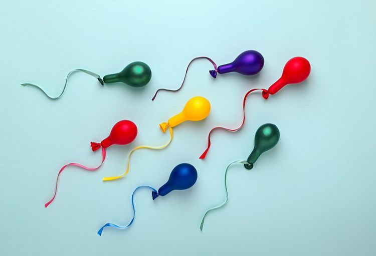 Bunte, kaum aufgeblasene Luftballons, die an Spermien erinnern