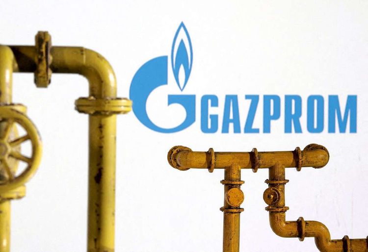 Eine Gasleistung wird gezeigt, dahinter das Logo der Gazprom
